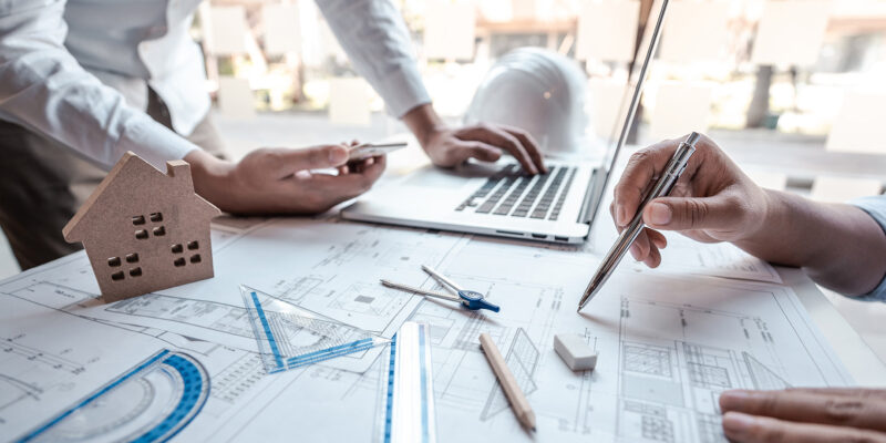 Projektentwicklung Arme zweier Männer bei der Projektentwicklung am Arbeitsplatz